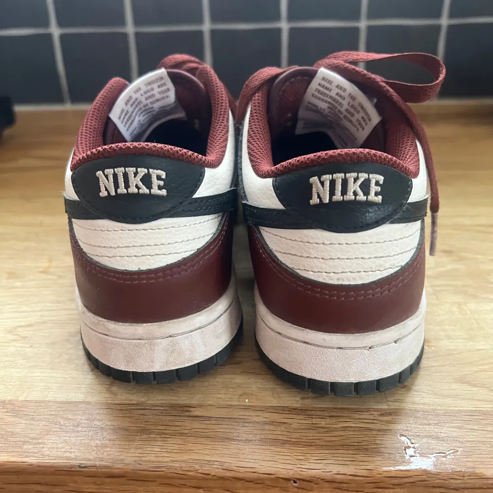 Säljer mina röda Nike dunks, är som nya men är använda en del, är storlek 38.5 men vanligtvis har jag 39-40 i skor, köpta på nikes egna hemsida för 1599kr.. Skor.