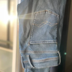 Replay jeans - Ett par väldigt fina replay anbass jeans. Nyskick använd 3 gånger nypris 1500kr. Vid ytterligare frågor är det bara att höra av sig. Pris ej hugget i sten