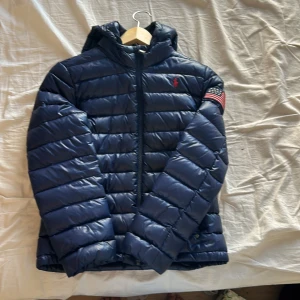 Polo jacka - Säljer min polo jacka eftersom den är för liten. Jackan är äkta till 💯%. Det finns luva och fickor på jacka 🥰🥰