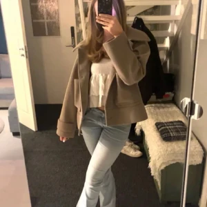 Beige kappa - As snygg kappa som inte kommer till användning, stl m men passar s. Köpt på Plick, i bra skick och använd väldigt få gånger💓💓Förra ägaren sa även att den var nyköpt. Nypris 900kr  (2 första bilderna lånade)