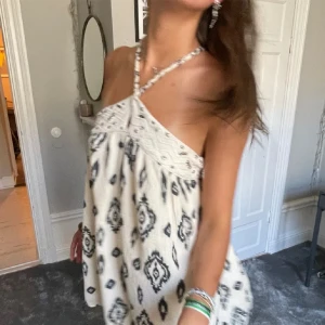 Klänning - Supersöt klänning från zara som är utsåld och finns ej längre 🤍🤍 (LÅNADE BILDER) kan skicka egna men det är ej mitt plan från början sänder passar bättre på någon under 170cm!