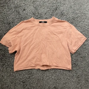 Tshirt  - Croppad tshirt från Bikbok, knappt använd 