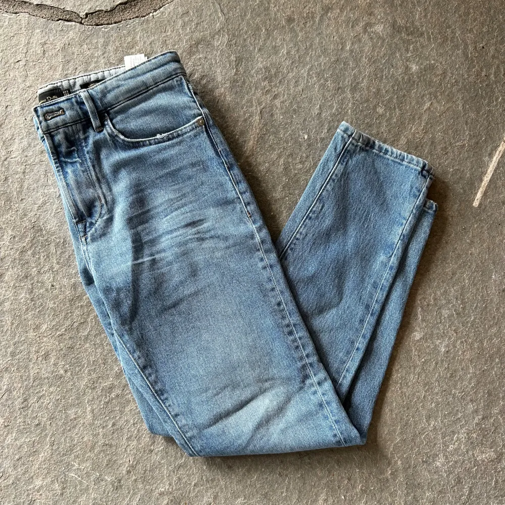 Säljer dessa ljusblåa Massimo dutti jeans eftersom att jag redan har ett par ljusblå jeans. Väldigt snygga och har najs passform.  Nypris: 999 Mitte pris: 200. Jeans & Byxor.