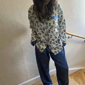 Silkes pyjamasset - Superfint blått silkesset i perfekt skick. XL på lappen men passar både L och M. Skriv i DM för mått💞