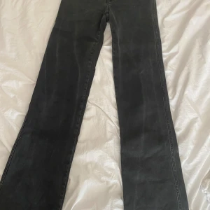 Lager 157 90s boot jeans - Jeans från lager 157 som är den långa modellen i xs. Som är grå/svart. Köpta för 400 kr