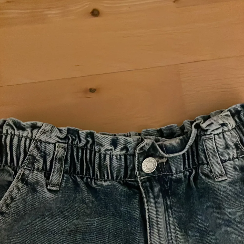 Jättesnygga jeansshorts som är omsydda från ett par jeans till ett par shorts, det som är bra med de är att det är resor i midjan vilken gör det mer bekvämt!!!💓. Shorts.