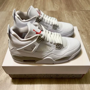 Jordan 4 oreo - Säljer mina Jordans 4 använd 3-5 gånger, säljer den eftersom de inte passar med min stil därför vill jag sälja 