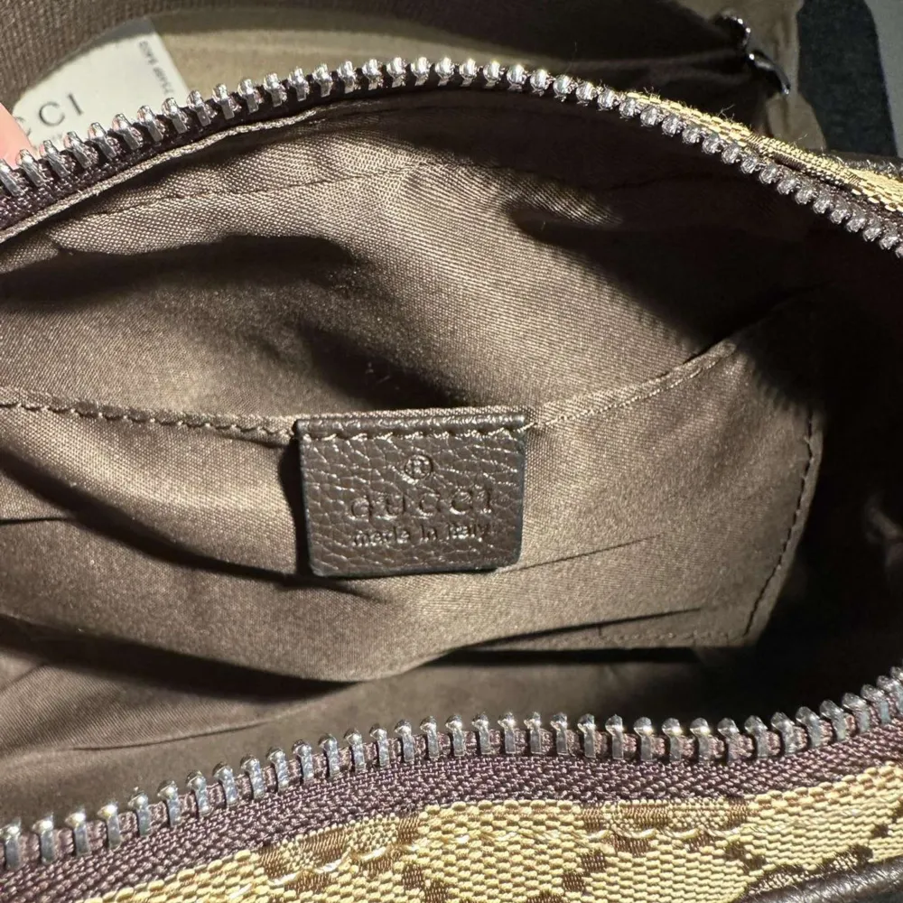 Gucci beltbag, beige färg & funkar som unisex. Tyget gjort av cotton som vanligt & säljs först till kvarn. Medföljer en dustbag till dessvärre inget kvitto därav pris :) . Accessoarer.