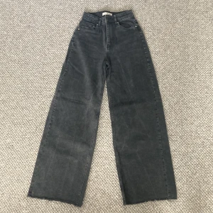Gråa jeans från Pimkie - Säljer ett par snygga gråa jeans från Pimkie. De är högmidjade och har en wide fit, vilket gör dem både bekväma och trendiga. Perfekta för både vardag och fest! De är i bra skick och har klassiska fem fickor samt en dragkedja och knapp fram till. Meddela frågor 🥰