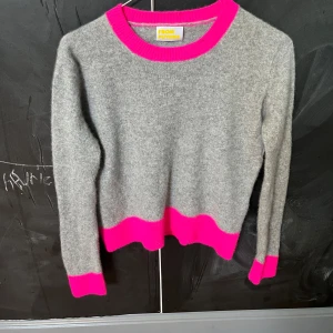 100% Kashmir,  from future - Bra skick, Nästan oanvänd. Ordinarie pris cirka 2300kr. 