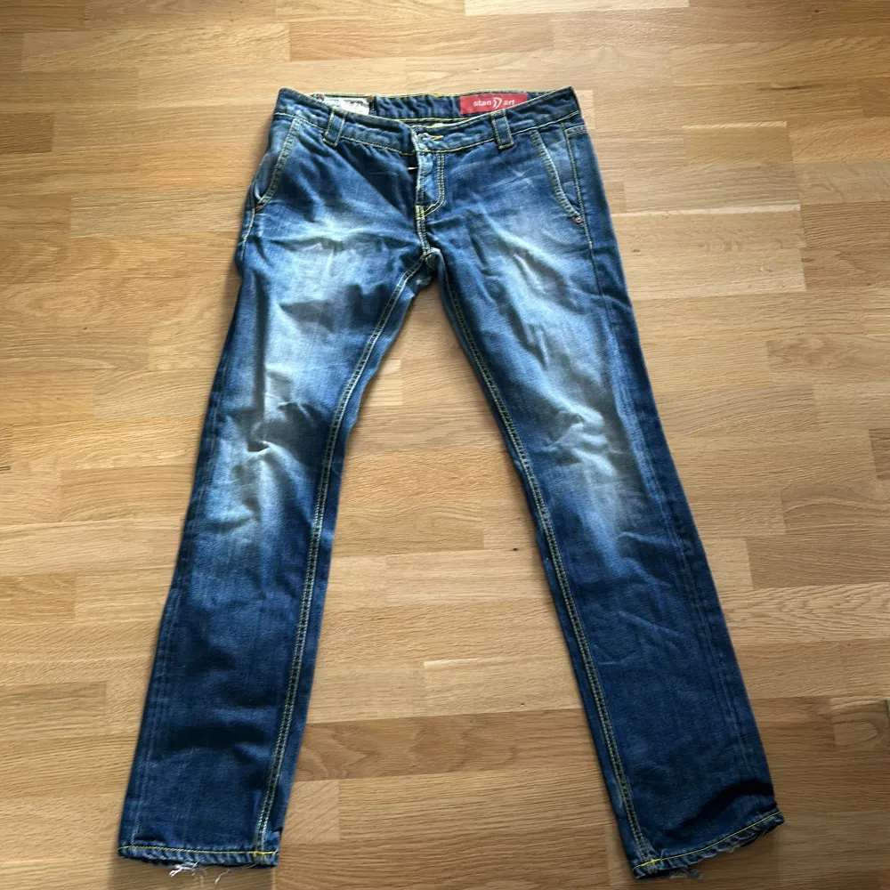 Ett par fina dondup jeans i bra skick me små defekter vid anklarna men annars bra. Jeans & Byxor.