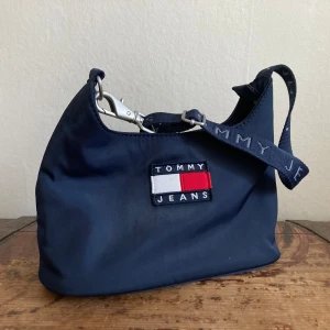 Tommy jeans handväska  - Tommy jeans handväska mini i blå färg. 25x14cm