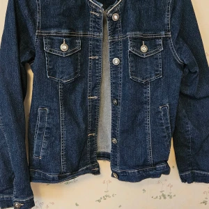 Tuff jeansjacka  - Syrrans gamla favorit. Mjuk. Lite grov. St 36. 38. 44cm runt armar. Fickor. Märke signature of style. Möts i Göteborg. 65kr 