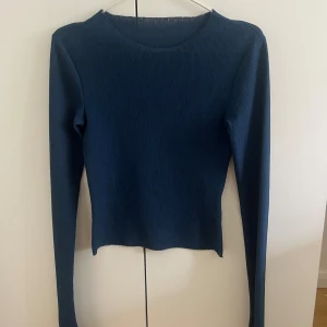 ADSGN topp - Säljer nu denna fina blåa toppen från adsgn!!  Storlek XS, använd ett fåtal gånger, så väldigt fint skick.