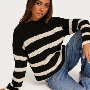 Vit svart randig stickad tröja  - Jätte skön o bra skick 