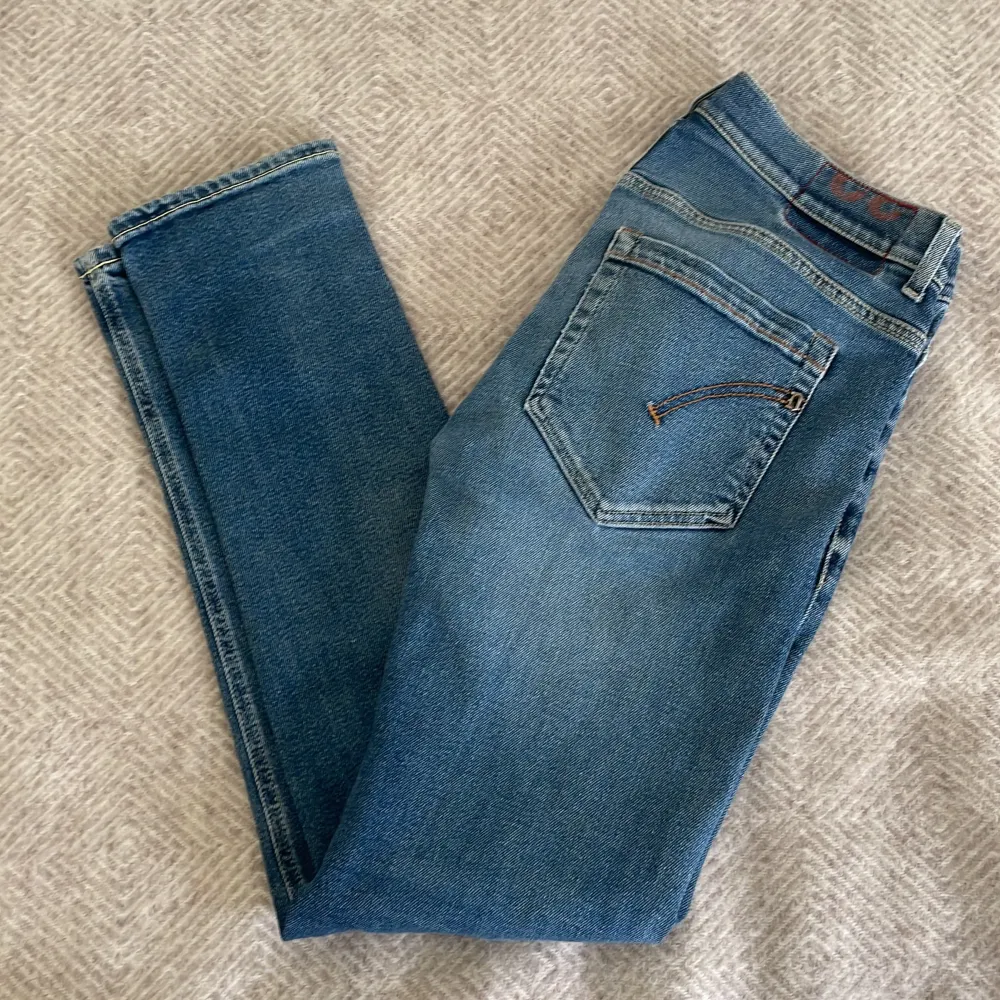 Säljer just nu mina riktigt snygga dondup jeans i modell Goerge. Jeansen är i storlek 32. Jeansen har ett hål på knät som det ska vara i modellen. . Jeans & Byxor.