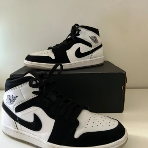 Jordan 1 mid Diamond - Hej! Jag säljer ett par Jordan 1 mid Diamond.   Storlek 42   Jag säljer den eftersom jag inte tycker om den längre och har inte använt den så mycket på sistonde. Om du har några frågor eller funderingar, så kan du skriva till mig. Svara jätte Järna.