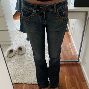 Lågmidjade jeans - Så snygga Lågmidjade jeans i jätte bra skick. Jätte fina detaljer på fickorna fram.💕 midjemått 39cm och innerbensläng 81cm