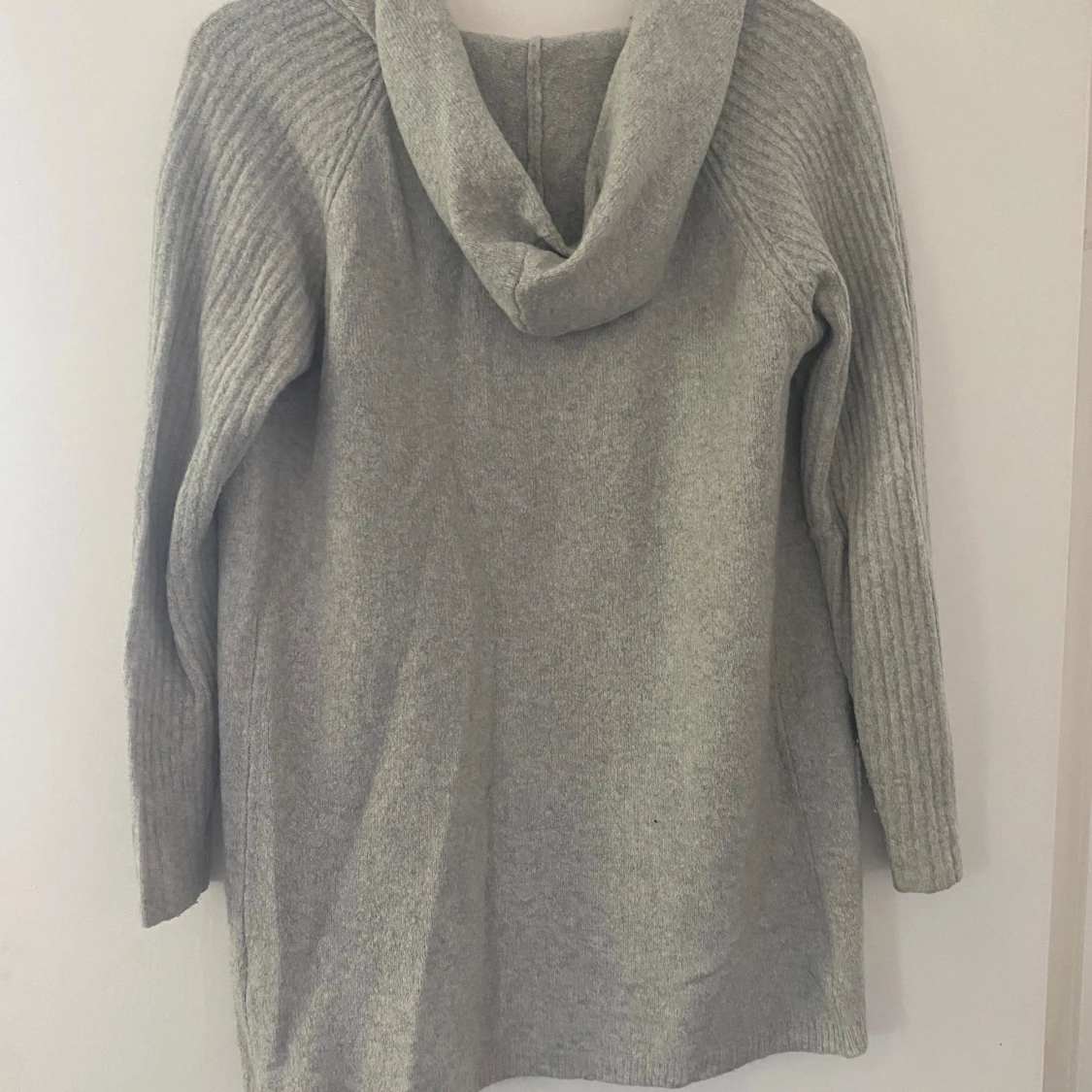 Grå stickad kofta med huva - 90