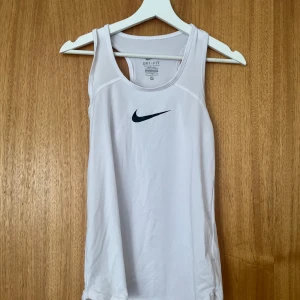 Nike tränings linne  - Nike tränings linne knappt använt, storlek xl men passar en medium 