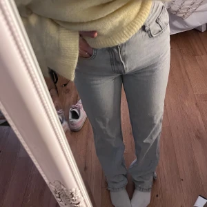 Jeans från Zara, 34 - Jeans från Zara i ljus gråfärg Storlek 34, rakpassform och högmidjade jätte fina och sköna men inte kommit till användning 