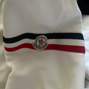 Vit moncler kofta - Säljer för att den inte är min stil längre pris kan diskuteras  