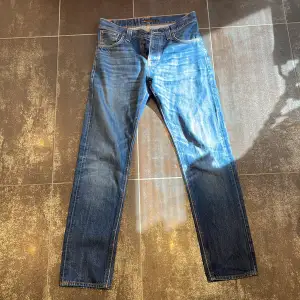 Säljer ett par snygga blå jeans från Nudie Jeans i storlek 29/32. De är i bra skick. Pris kan diskuteras!