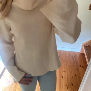 Vit fin stickad tröja - Säljer denna fina krämvita stickade tröja som inte kommer till användning, pris kan diskuteras