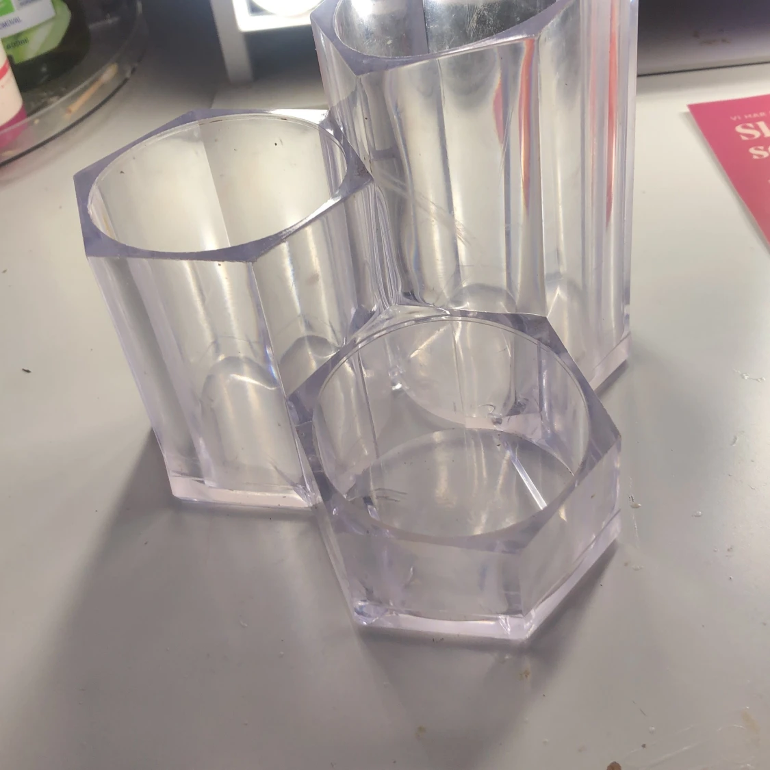 Transparenta plastbehållare