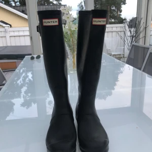 Hunterstövlar - Gummistövlar i strl 37 med tillhörande fleecestrumpor, perfekt till vintern!  Använda, lite slitna högst upp.