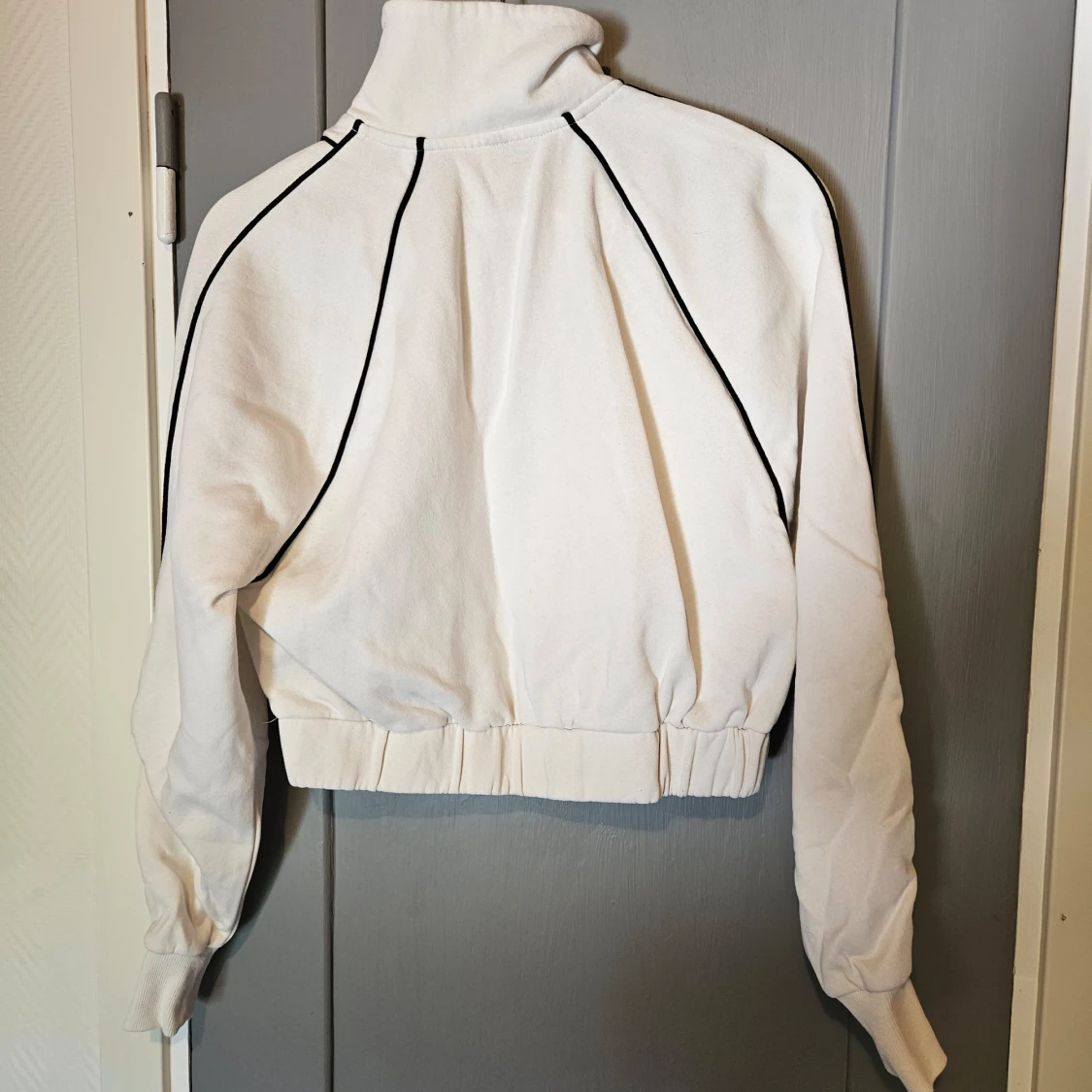 Vit croppad tröja från Divided - 91