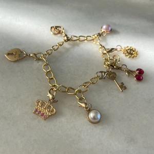 Juicy couture berlock armband🔥 - Guld berlock armband! Går att ta bort berlocker från den och det går även att byta plats på de. Kom inte till användning men den är så snygg! Kan sänka priset lite😻