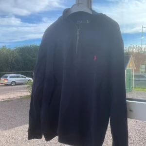 Ralph lauren  - Säljer den här snygga Ralph lauren halfzipen som är rätt så ny men är tyvärr för kort  Strl s
