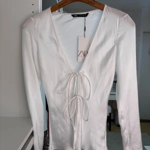 Zara topp - Säljer denna helt nya Zara topp Superfin och aldrig använt Den är dessutom helt slutsåld på hemsidan 