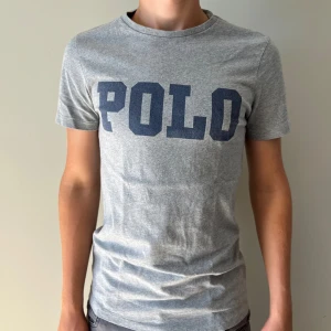 Ralph Lauren t-shirt - Polo Ralph Lauren t-shirt | Storlek S | Riktigt fint skick ~ 9/10 | Kille i bild är 178 sitter riktigt bra / Mvh
