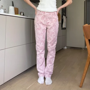 Ganni jeans - Finaste rosa jeansen från ganni! Så fint mönster, raka i modellen💖 jag är 170cm lång