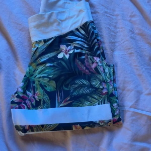 Tränings tights stronger - Ett par träningsbyxor från stronger med en cool färg som påminner om växter 