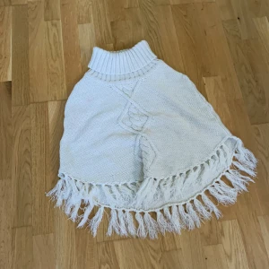  Poncho - Vit fin poncho med mycket fina ditalier 