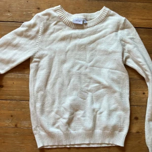 Vit tröja från Vila - Säljer en superfin vit tröja från Vila. Den är i storlek xs och är perfekt för både höst och vinter. Tröjan är långärmad och gjord av ett mjukt och bekvämt material. Den har en rund halsringning och ribbade muddar vid ärmslut och nederkant. Perfekt för att hålla sig varm och snygg under de kallare månaderna! 💫