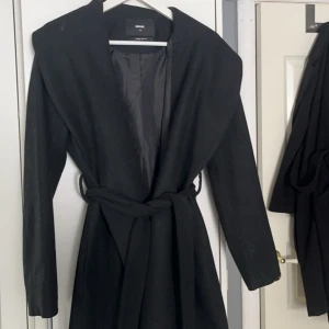 Lång kappa - Lång kappa från bikbok, tjockt och varmt material. Inga defekter 