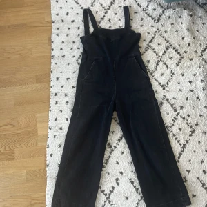Denim byxdress - Byxdress i demin. Weekday, storlek 40 men är väldigt tight på mig som är 38. Så skulle säga den passar en 34/36 mer. 