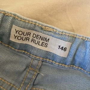 Ljus blåa kortbyxor  - Ljusblåa kortbyxor vet tyvärr inte vart de är ifrån men de är i storlek 146