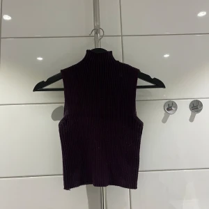 Stickad linne med lite krage - Stickad mörk lila linne med en liten krage, jätte fin och ser väldigt elegant ut. 