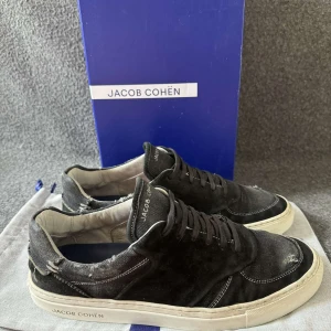 Jacob Cohen sneakers  - Ett par riktigt feta och sällsynta Jacob Cohen skor i mycket bra skick med allt OG inkluderat ! Köpta på Jacob Cohens egna butik ! DM vid intresse !