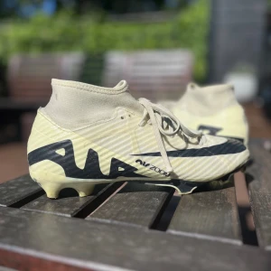 Nike Mercurial fotbollsskor strlk 40 - Använda under ett halvår innan de blev för små. Har såklart märken efter användning men upplevs inte ha slitage.  Mycket sköna.   Har fler fotbollsskor i mindre storlekar också, se andra annonser  Pris kan diskuteras, hör av dig isf!