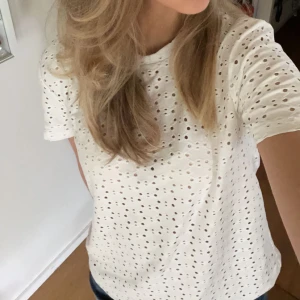 Hålbroderad tröja från zara - Hålbroderad tröja från zara. Köpte för ca. Ett år sedan för 179kr men den säljs inte längre. Skriv för fler bilder & använd gärna köp nu❣️