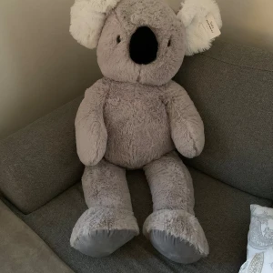 Stor grå koala från Teddykompaniet - Säljer en supermjuk och gosig koala från Teddykompaniet. Den är grå och hela 100 cm stor! Perfekt för att mysa med eller som en fin dekoration i rummet. Koalan är i nyskick och har fortfarande etiketten kvar. 🐨