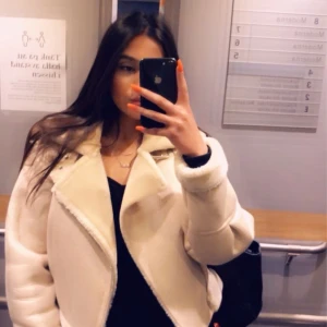 Vit teddyjacka - Säljer en supermysig vit teddyjacka i storlek M. Jackan är perfekt för höst och vinter, med en oversized passform som gör den extra bekväm. Den har långa ärmar och en dragkedja framtill. Perfekt för att hålla sig varm och snygg under de kallare månaderna! ❄️