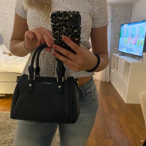 Marinblå väska - Köpt i grekland, fint skick💕