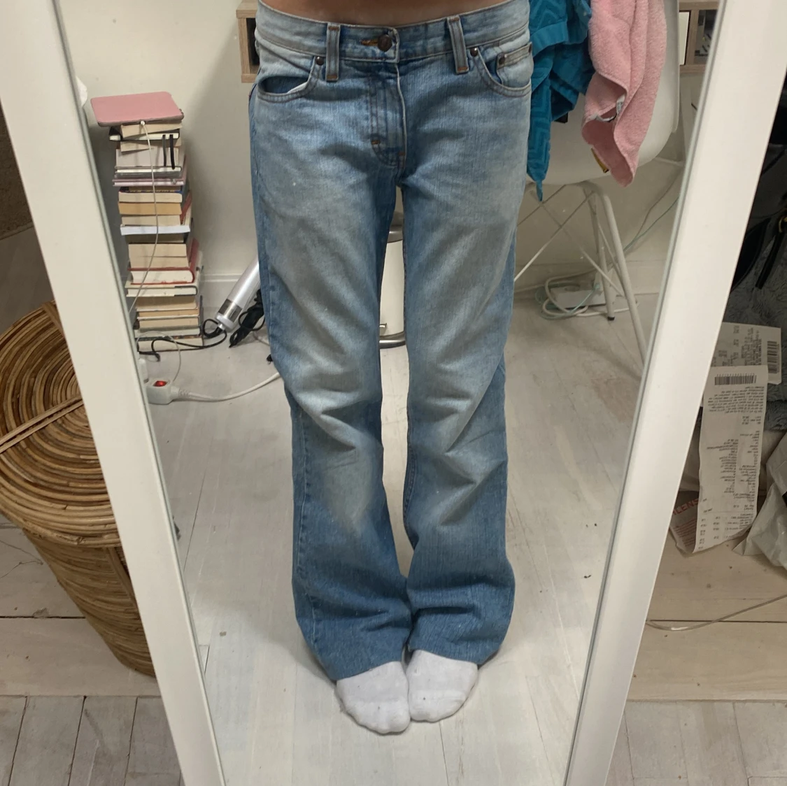 Blå jeans med broderade bakfickor - 90